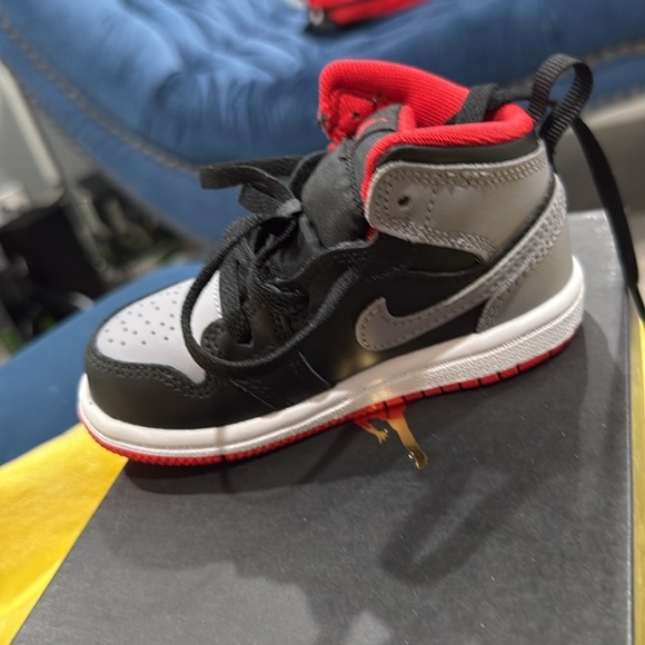 Black/cement grey fire red jordans - Picture 5 of 6